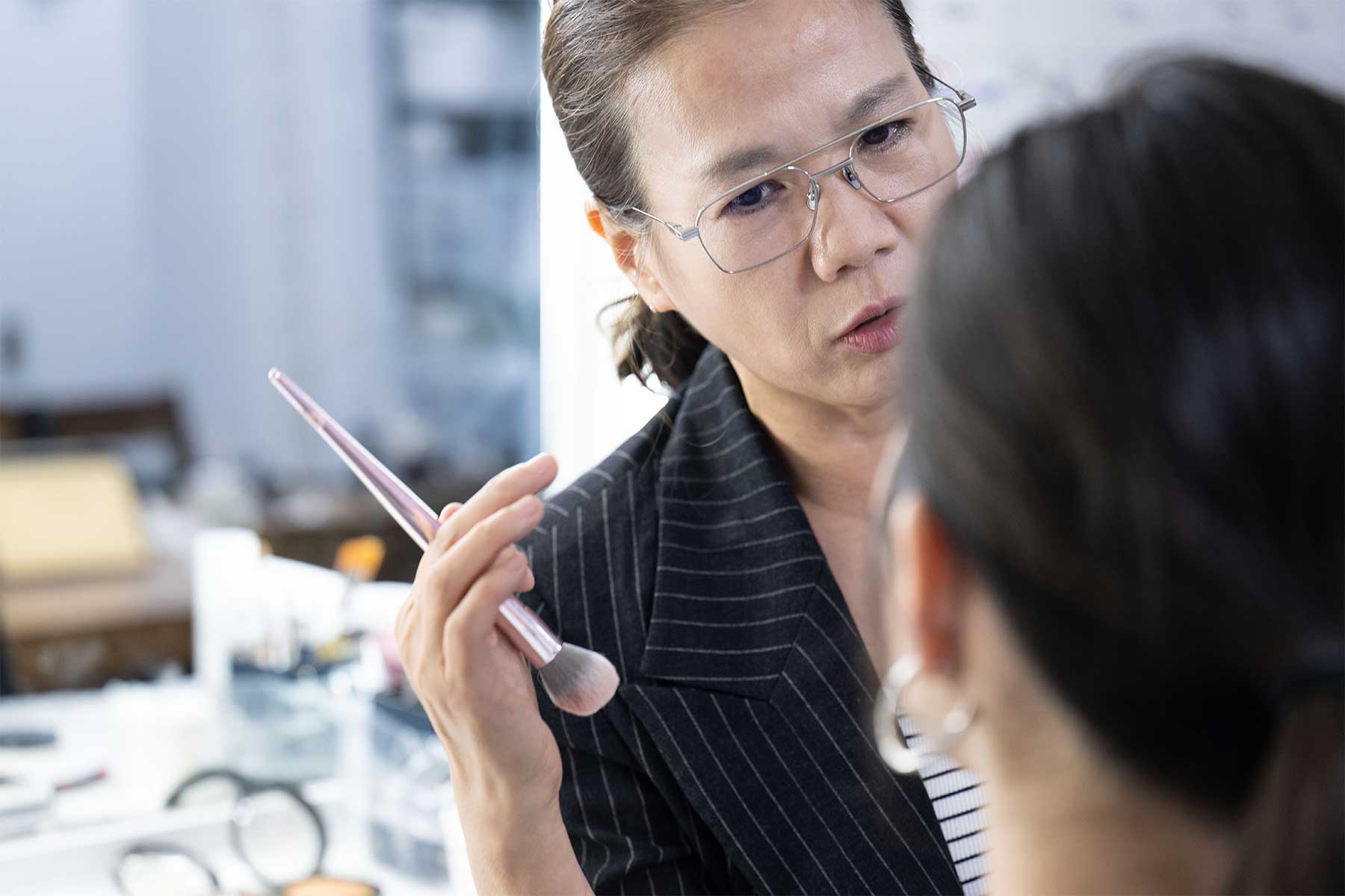 연극 분장을 하던 시절, 극작가 오태석이 이끌던 극단의 막내 배우 송강호를 만났다. 당시 송강호의 나이가 스물일곱, 그의 나이가 스물다섯이었다. 이후 그들은 5개의 영화 작품을 함께했다. 이한호 기자